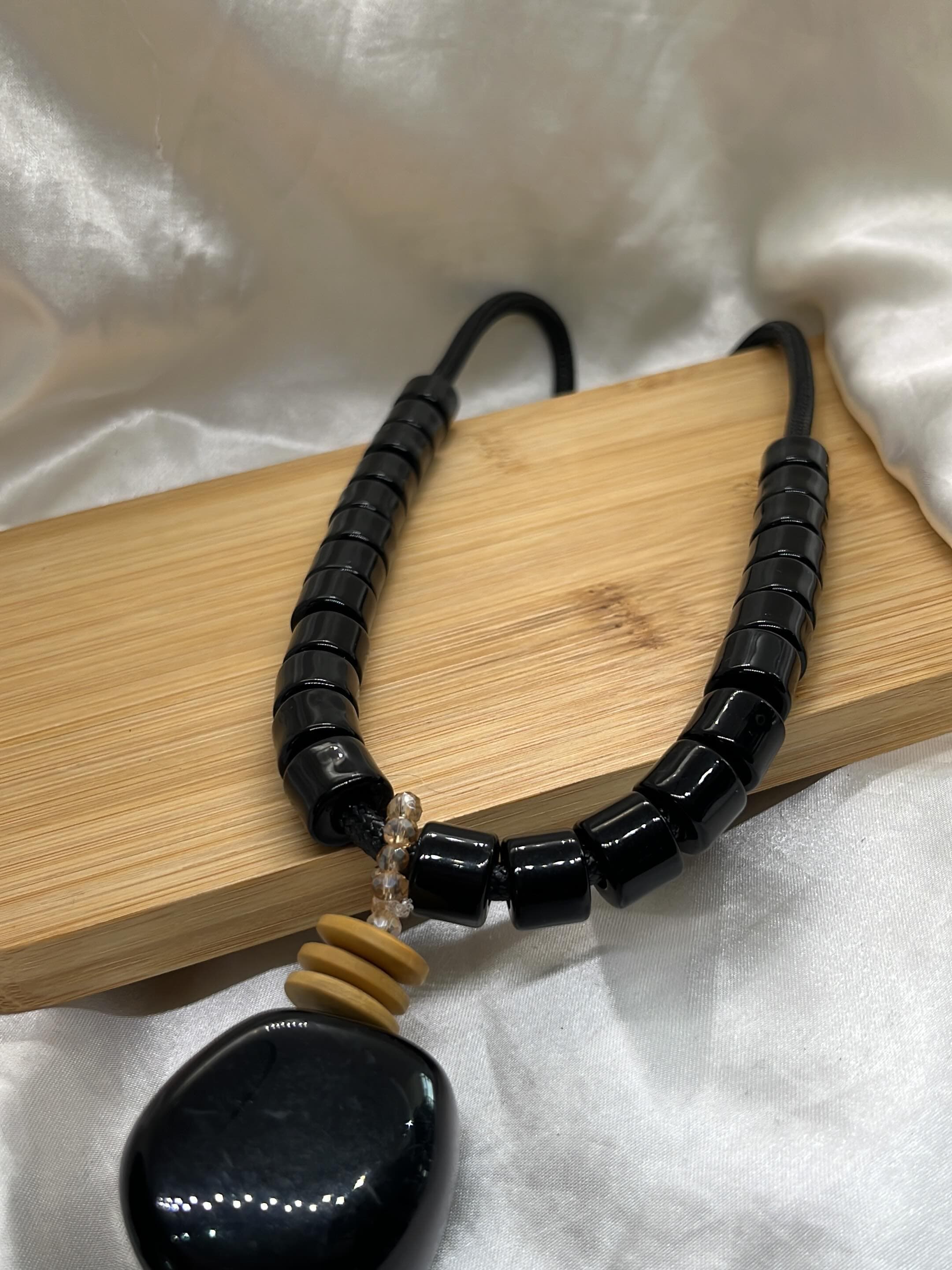 Colar preto com pingente de pedra — foto 1