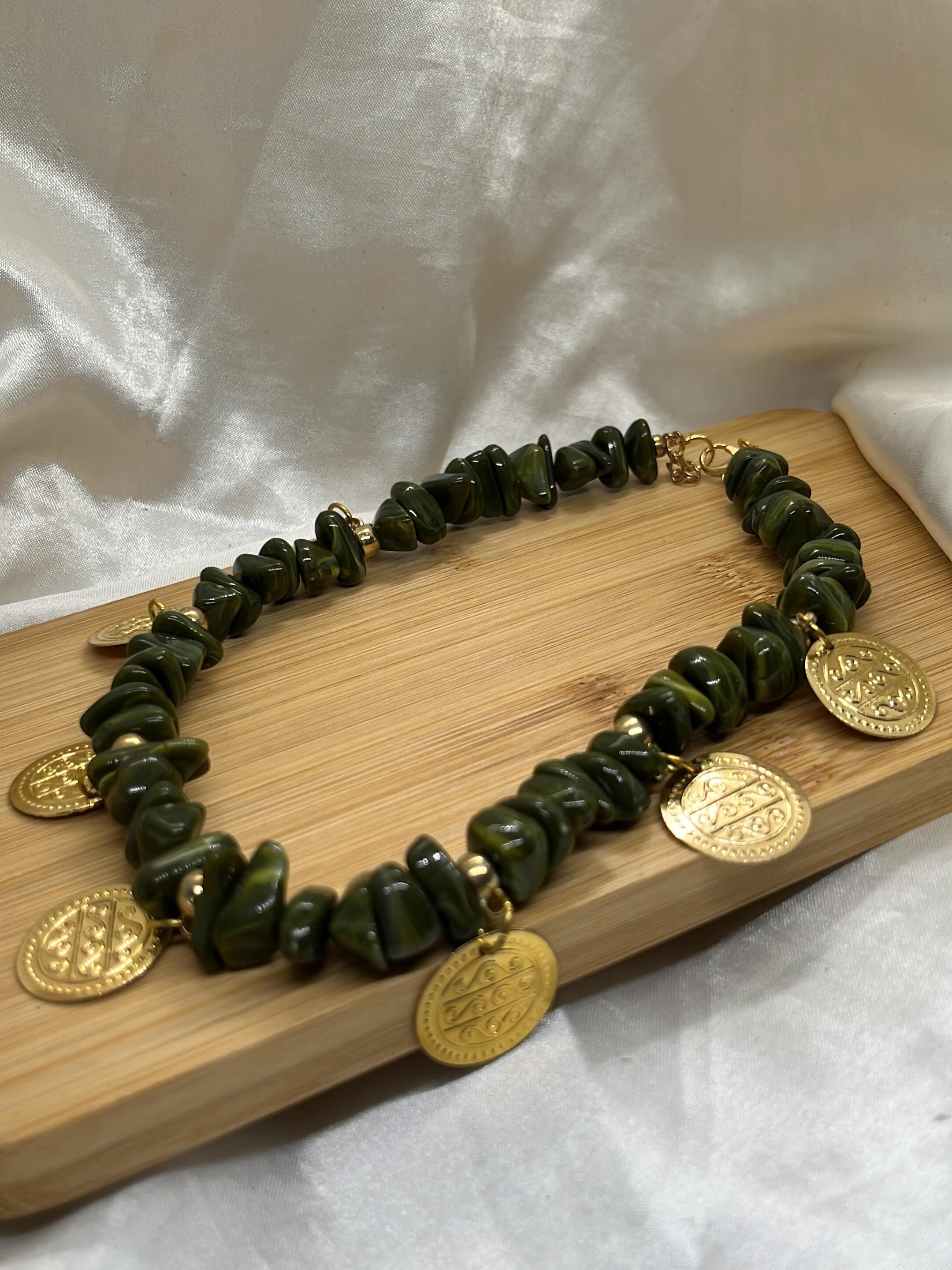 Colar verde com pedras e pingentes dourados — foto 1