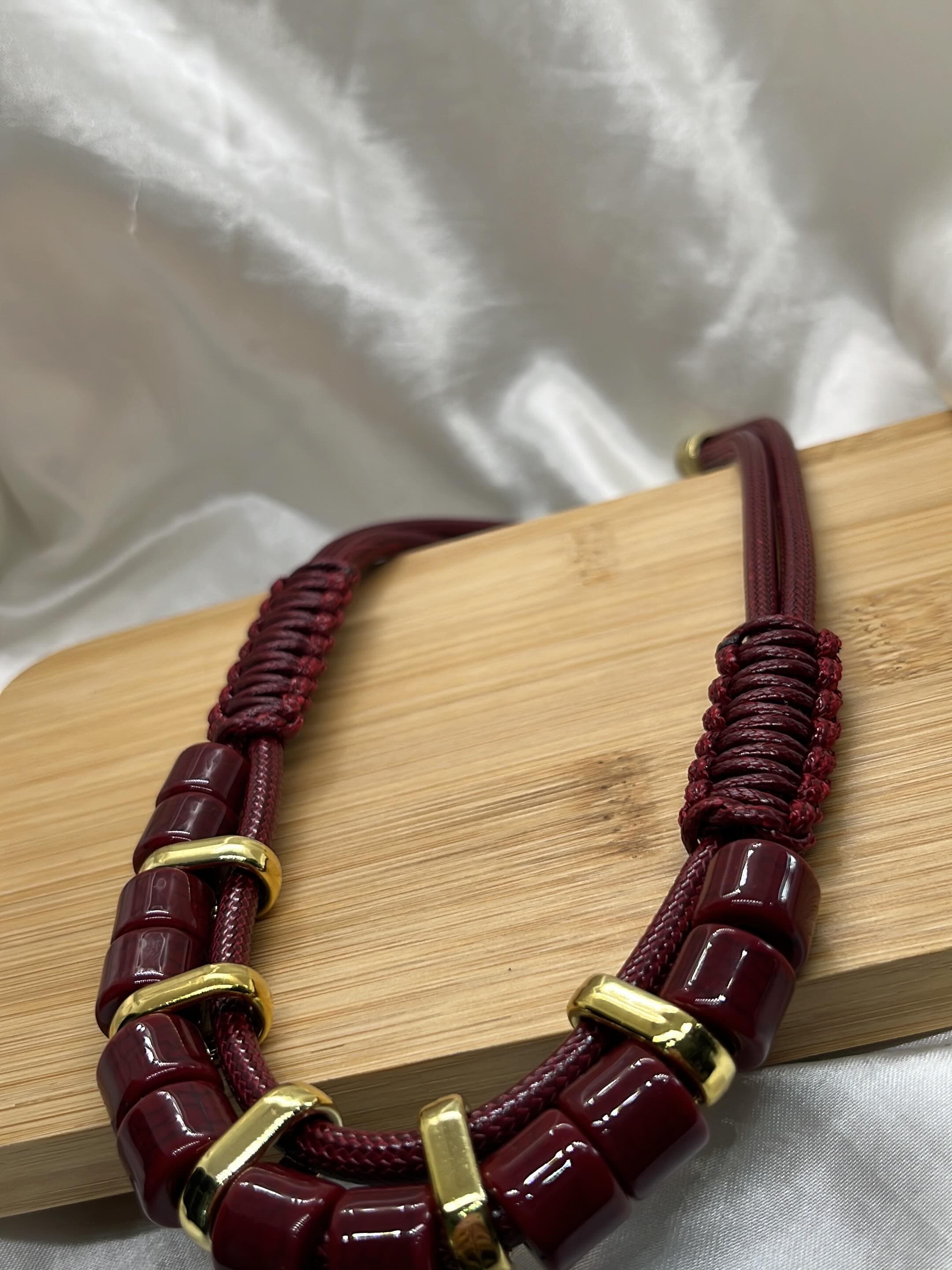Colar vinho com detalhes dourados — foto 1