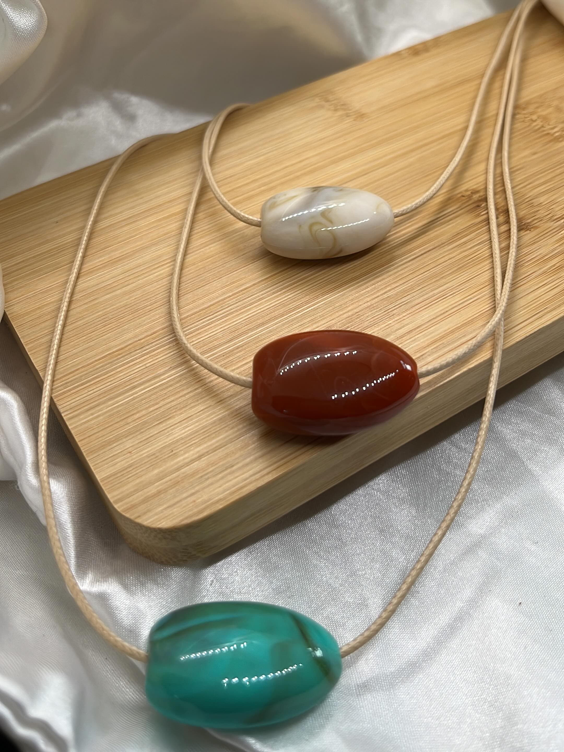 Colar delicado com pingente oval colorido — unidade — foto 1