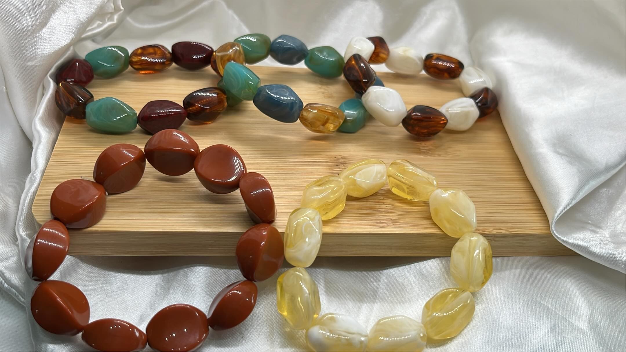 Pulseiras coloridas de pedras e contas — unidade — foto 1
