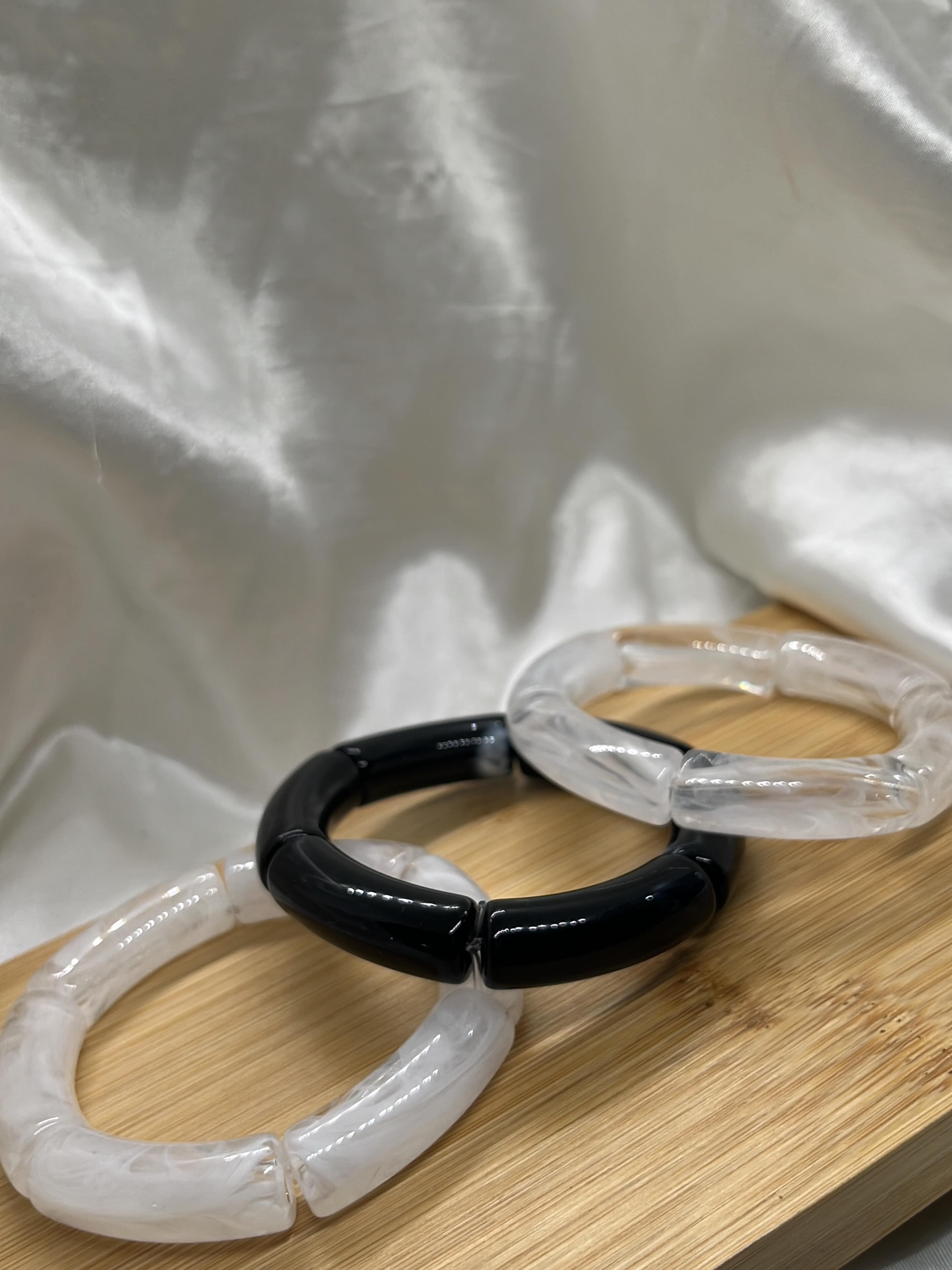 Braceletes acrílicos transparentes e pretos — unidade — foto 1