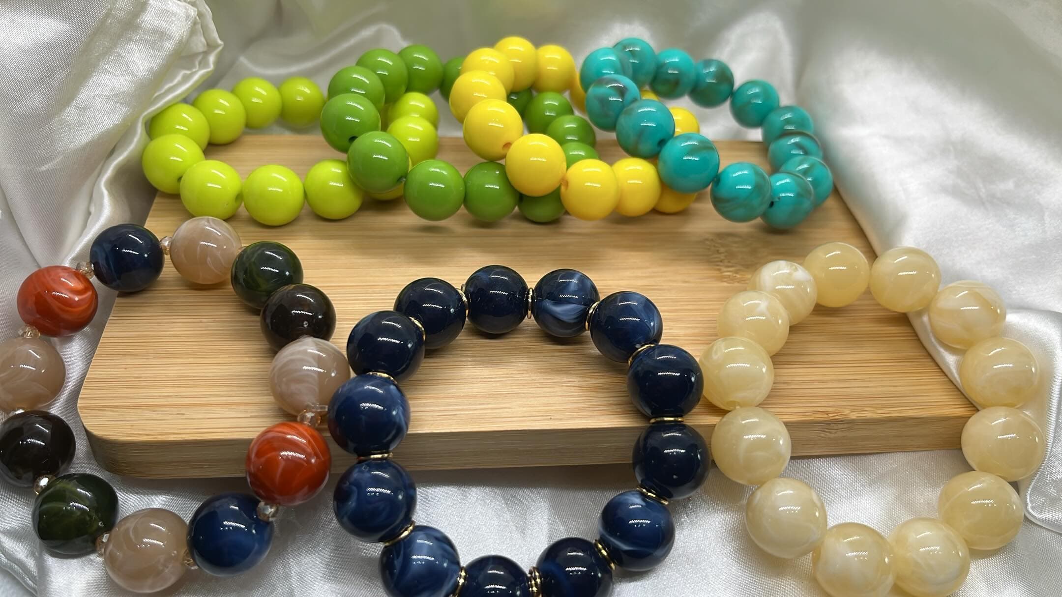 Pulseiras coloridas de contas com elástico — unidade — foto 1