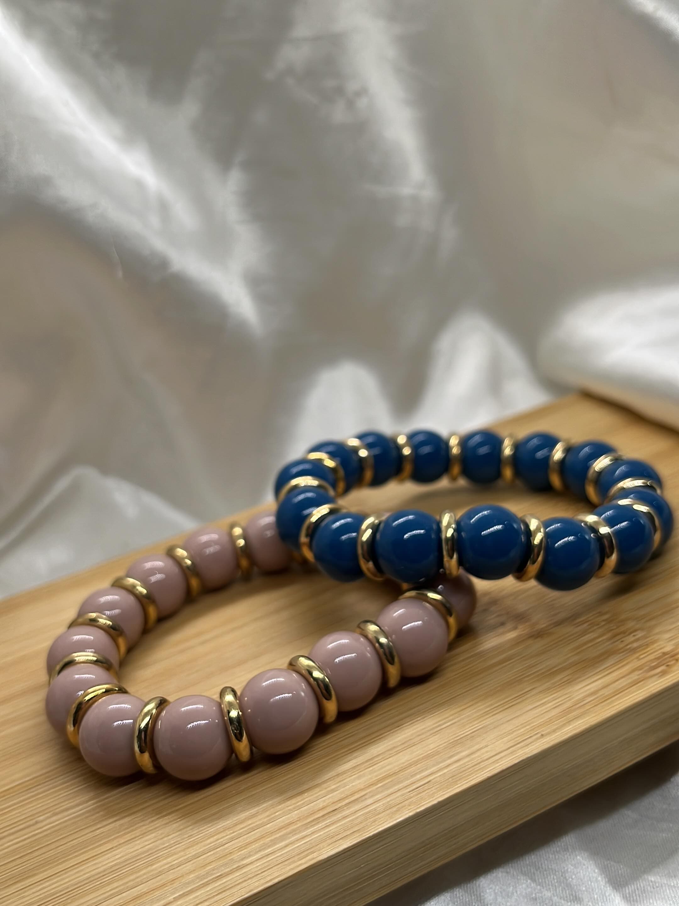 Pulseiras azul e rosa com detalhes dourados — unidade — foto 1