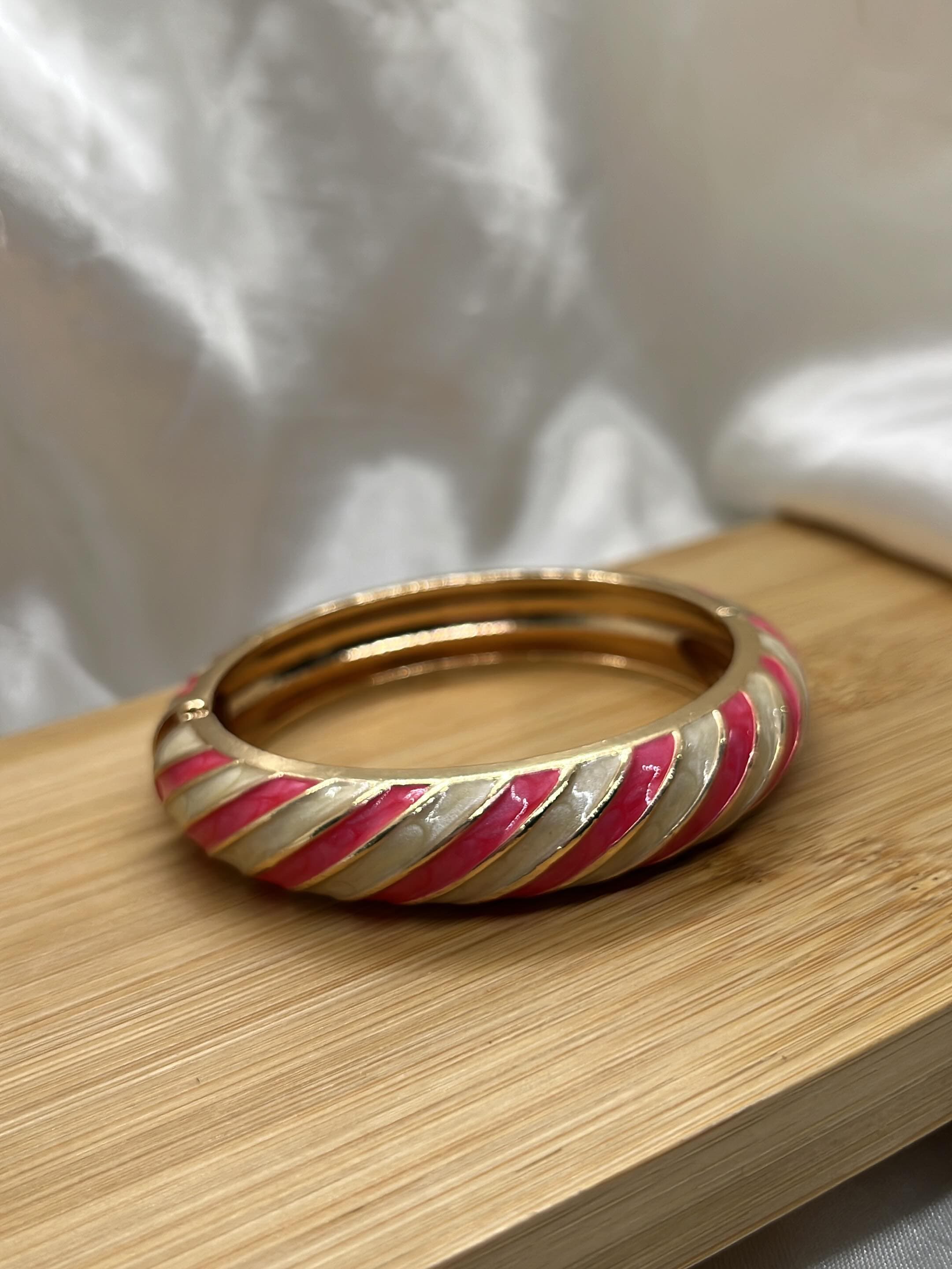 Pulseira esmaltada listrada rosa e dourada — foto 1