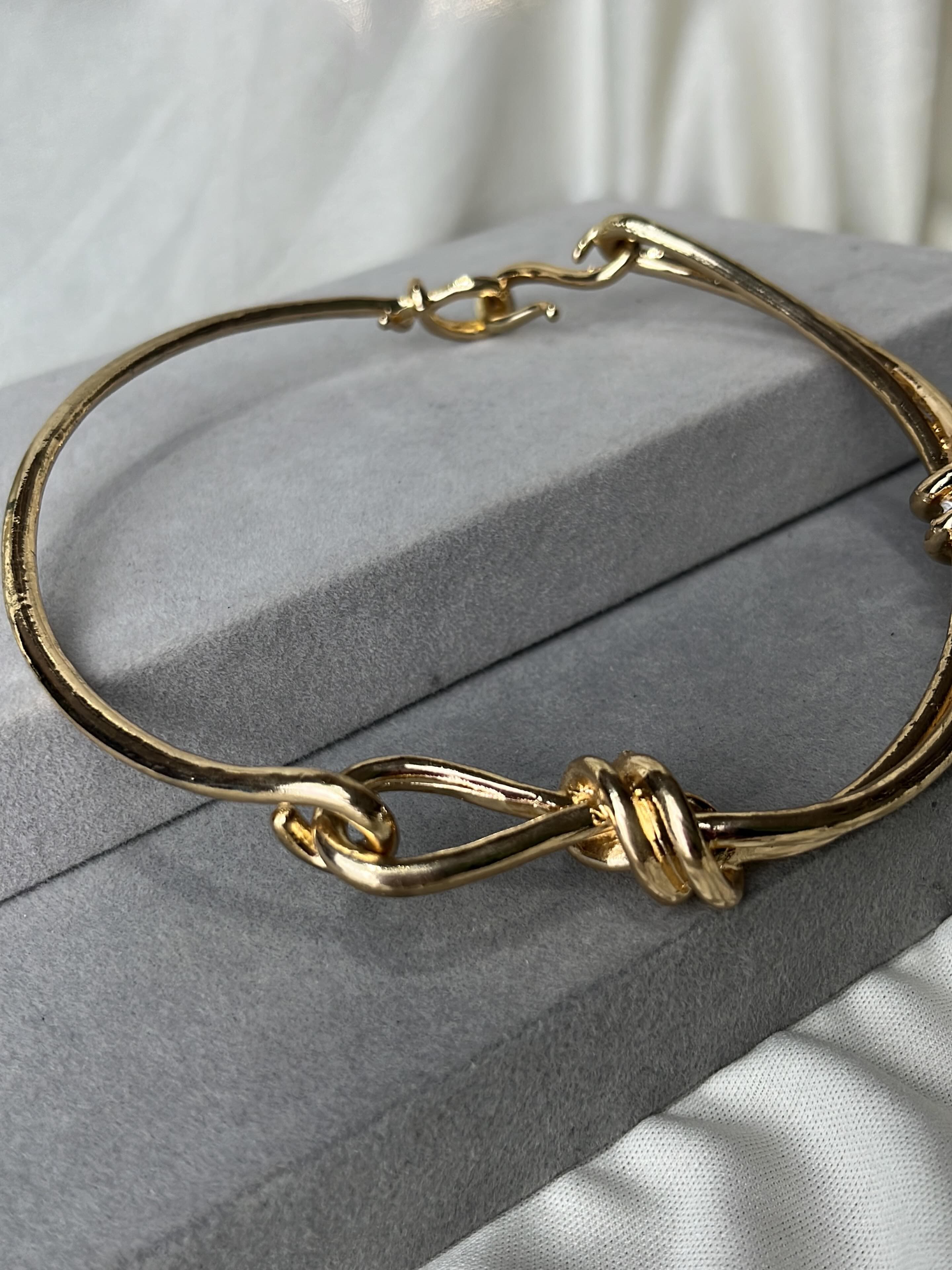 Choker dourada com nó — foto 1
