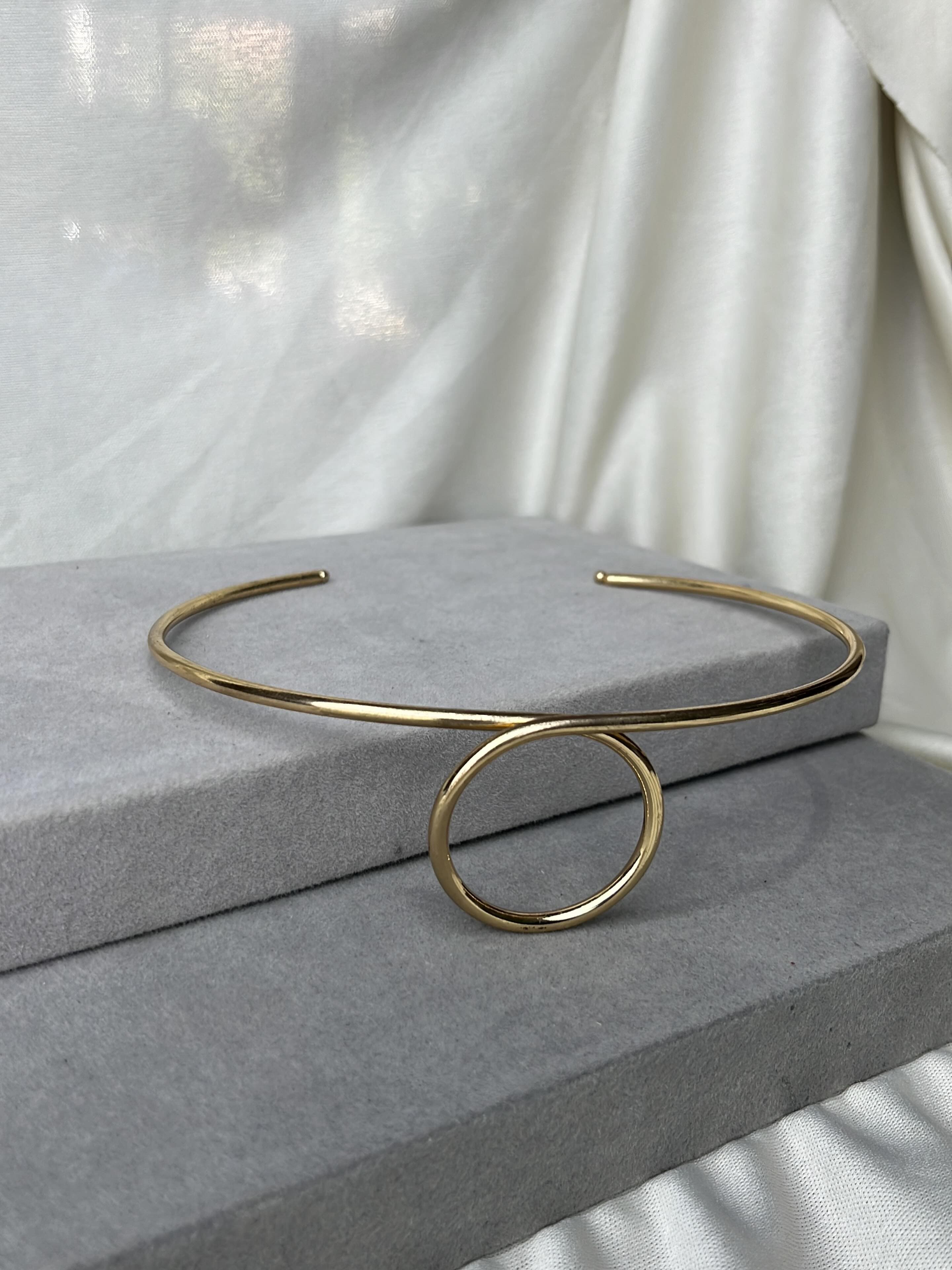 Choker dourada minimalista com círculo — foto 1