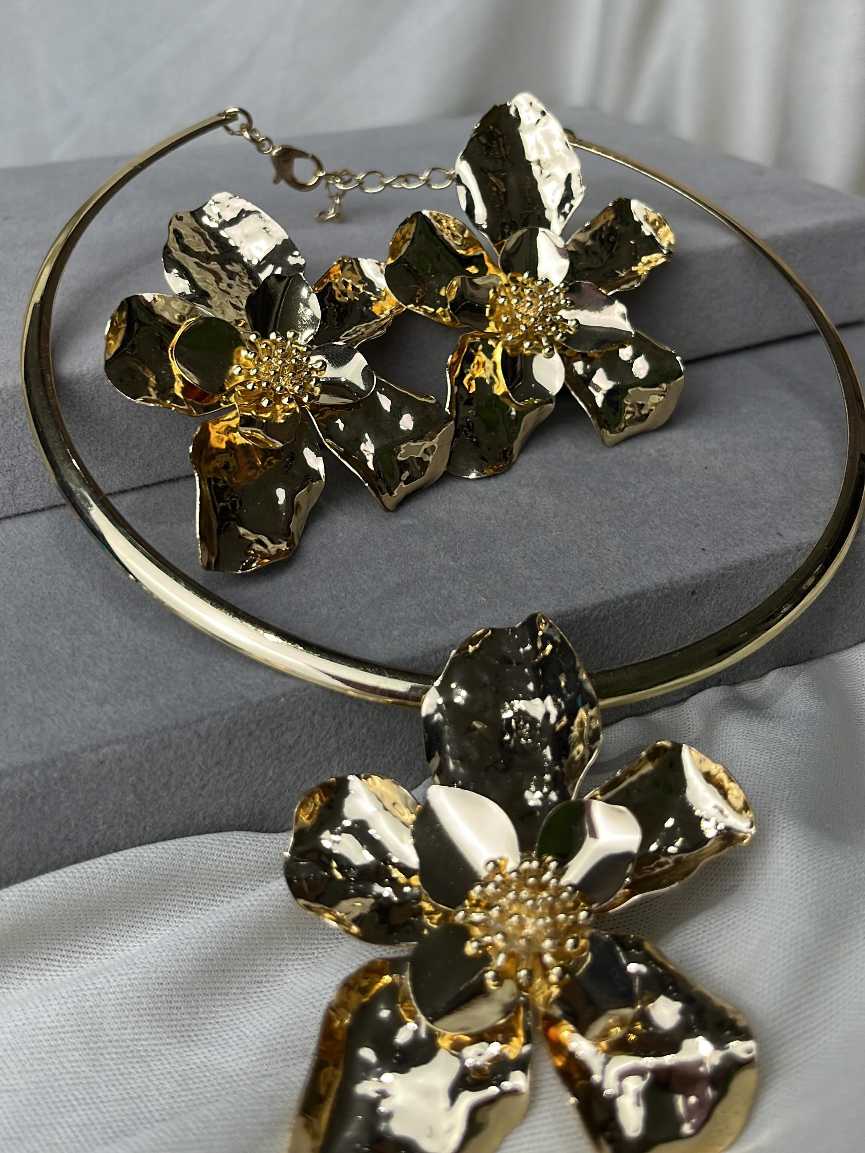 Conjunto floral preto e dourado — foto 1