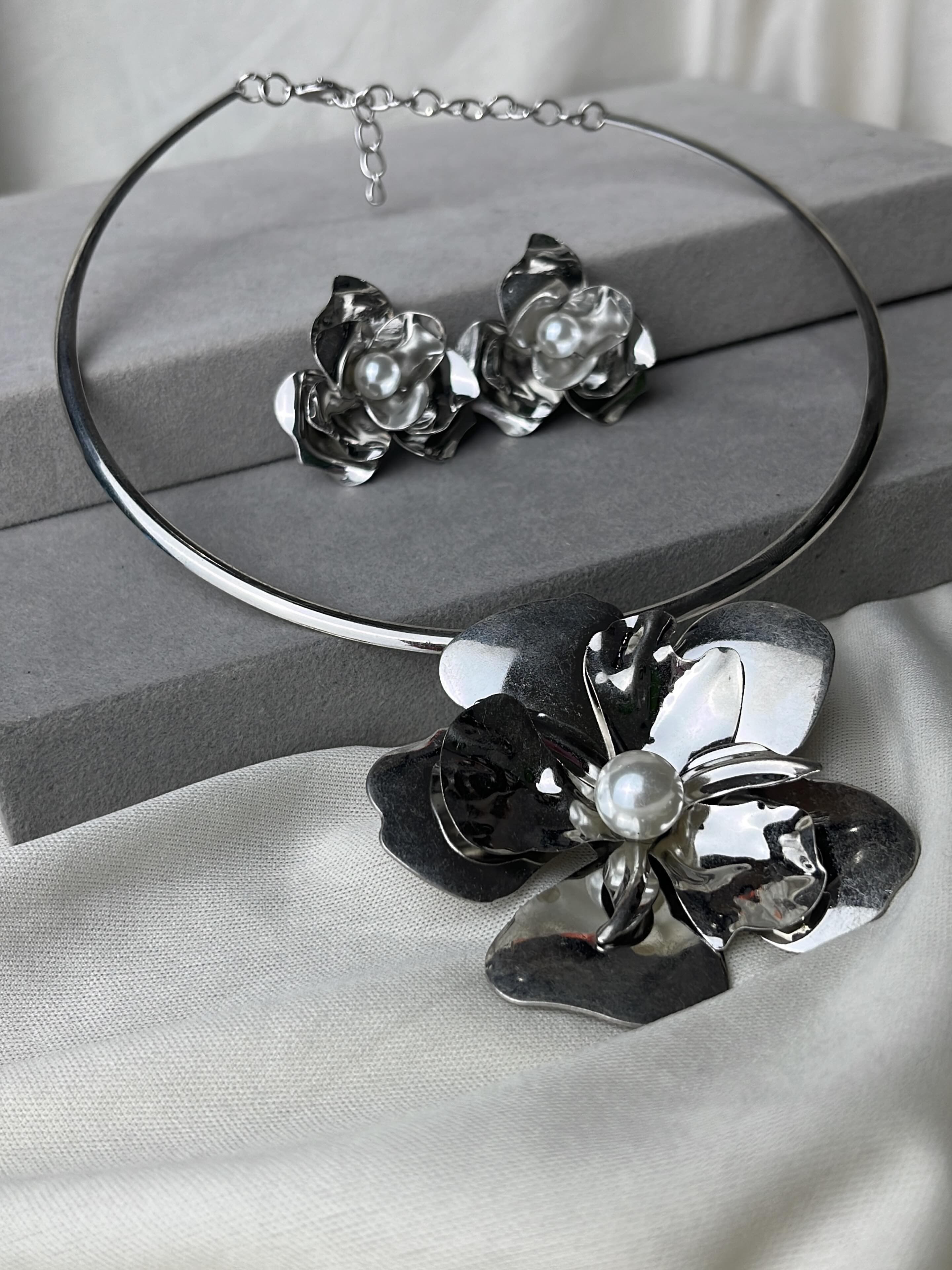 Conjunto floral preto e prateado — foto 1
