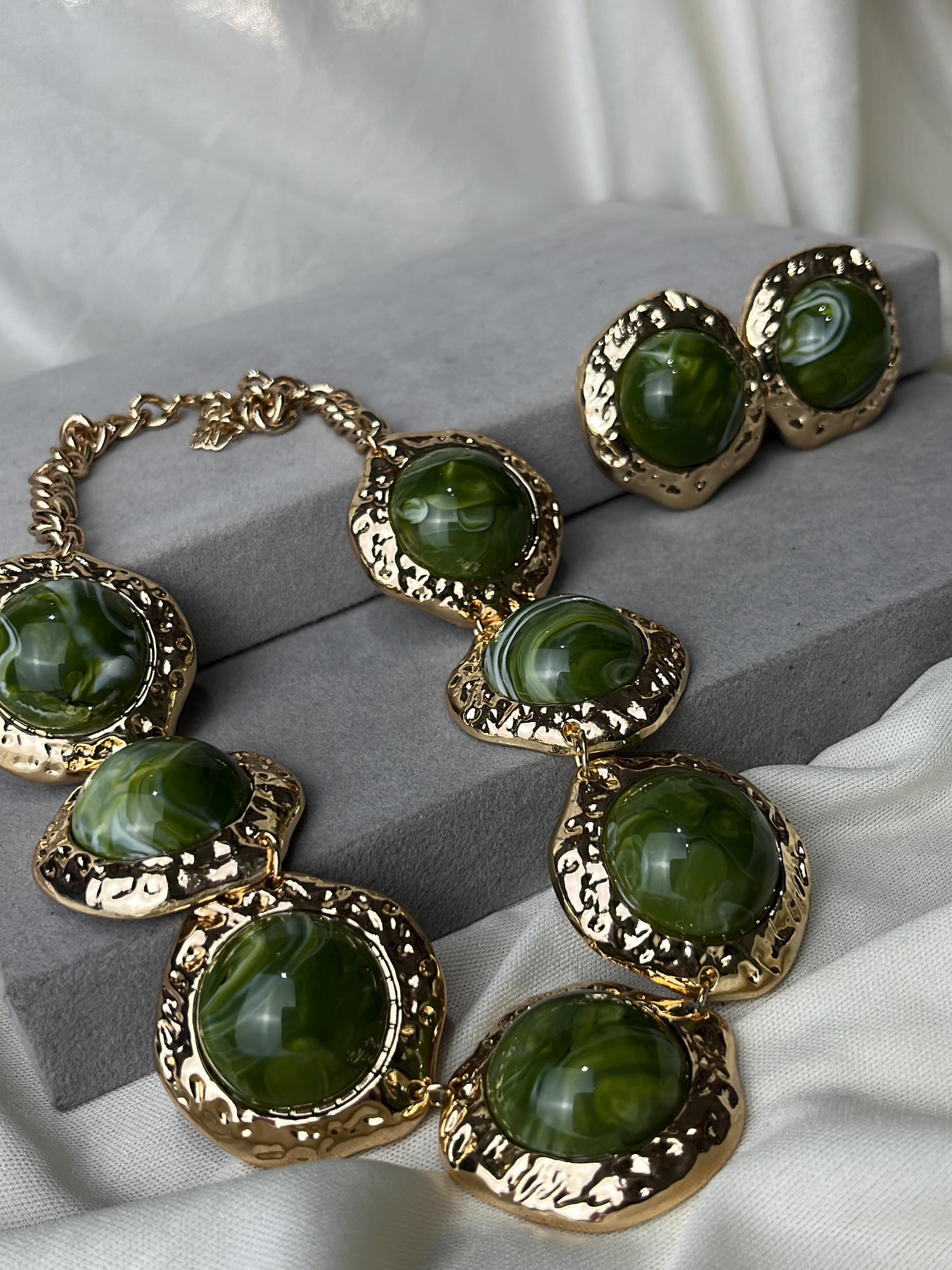 Conjunto com pedras verdes — foto 1